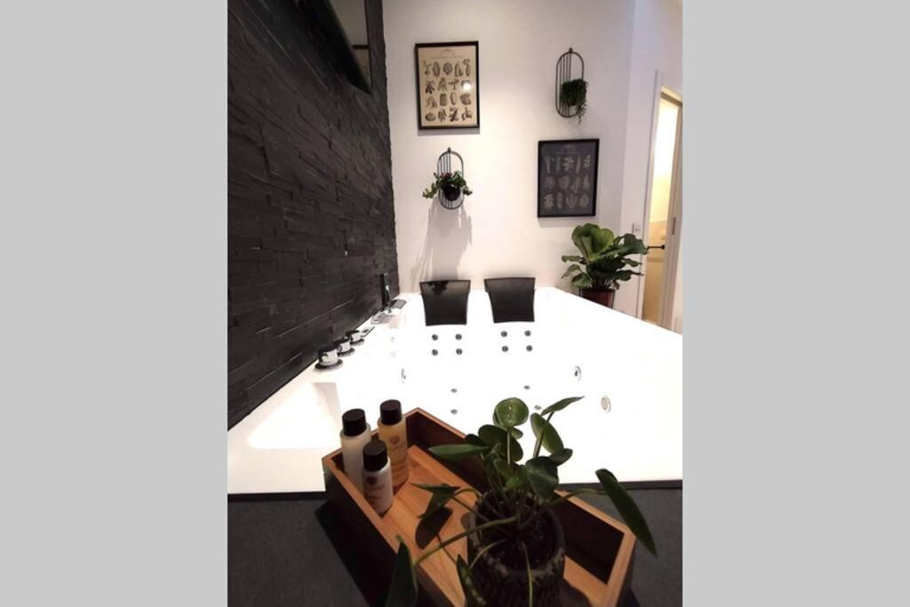 Elegante Open Space Con Vasca Idromassaggio A Trastevere Zewnętrze zdjęcie